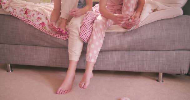 Fata Prieteni Vârstă Adolescentă Stând Pat Împreună Într Dormitor Însorit — Videoclip de stoc