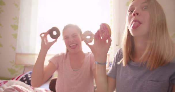 Dos Adolescentes Riendo Juntas Dormitorio Iluminado Por Sol Siendo Tontas — Vídeo de stock