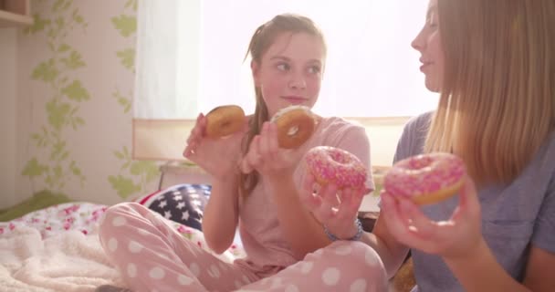 Dos Amigas Adolescentes Riendo Compartiendo Donas Mientras Hacen Una Fiesta — Vídeos de Stock