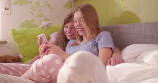 Краща Дівчина Виступає Підлітковому Віці Лежачи Ліжку Піжамах Посміхаючись Використовуючи — стокове відео