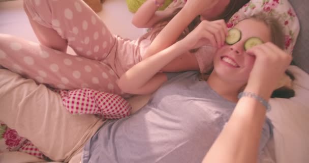 Zwei Teenie Freundinnen Schlafanzug Auf Einem Bett Einem Bunten Schlafzimmer — Stockvideo