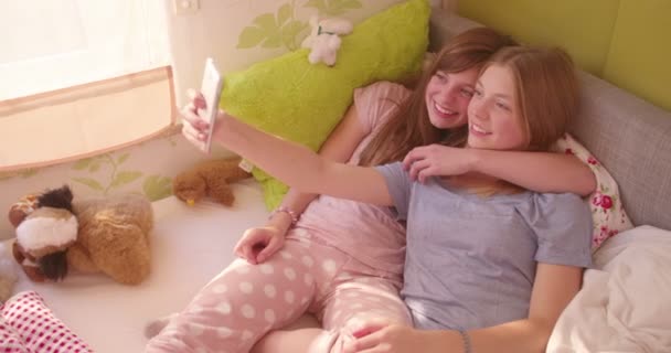 Дві Дівчини Які Найкращими Друзями Підлітками Приймають Усміхнене Селфі Лежачи — стокове відео