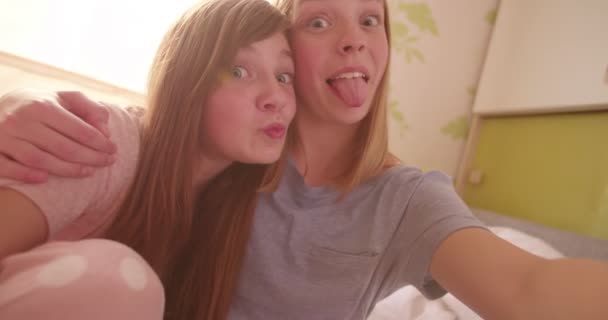 Selfie Style Portrait Deux Deux Amies Adolescentes Collant Leurs Langues — Video