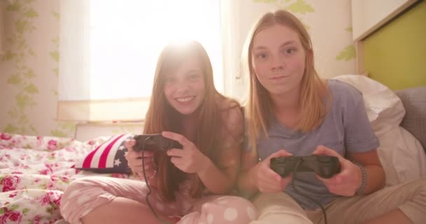 Дівчата Лежать Ліжку Разом Граючи Комп Ютерні Ігри Сонячній Спальні — стокове відео