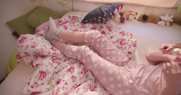 Teman Teman Perempuan Berkumpul Bersama Kamar Tidur Penuh Warna Dengan — Stok Video