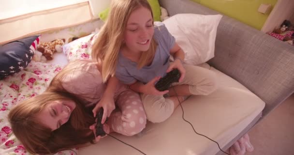 Adolescentes Una Cama Pijama Dándose Unos Otros Una Victoria Cinco — Vídeo de stock