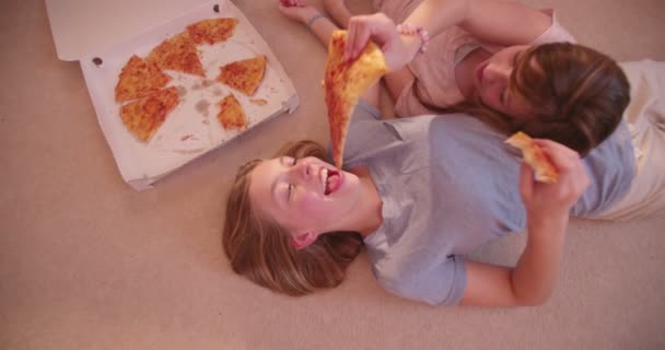 Adolescentes Pijama Tumbadas Suelo Dormitorio Con Una Chica Alimentando Amiga — Vídeo de stock