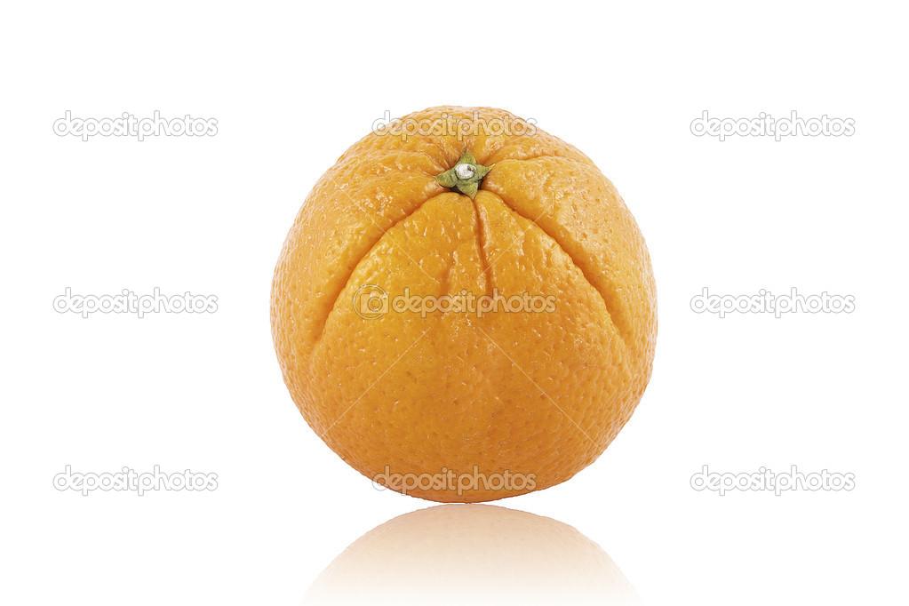 Naranja con reflejo sobre fondo blanco
