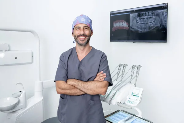 Portret Dentysty Mundurze Czapce Ochronnej Rękami Skrzyżowanymi Klinice Stomatologicznej — Zdjęcie stockowe