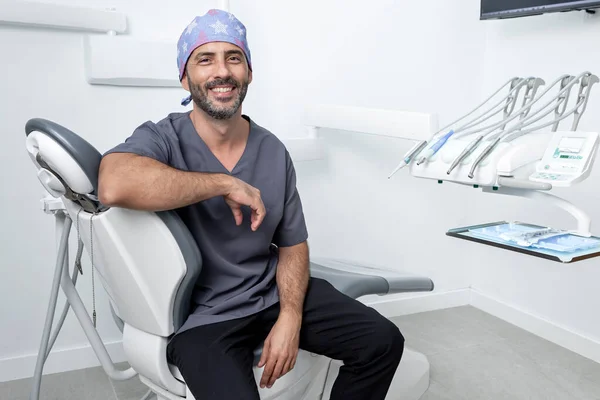 Portret Męskiego Dentysty Mundurze Opartym Nosze Klinice Stomatologicznej — Zdjęcie stockowe
