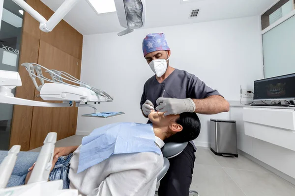 Mężczyzna Dentysta Mundurem Stojący Podczas Badania Ust Pacjentki Klinice Stomatologicznej — Zdjęcie stockowe