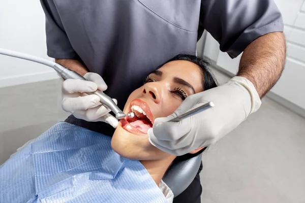Blisko Widok Dłoni Dentysty Rękawiczkach Czyszczących Zęby Pacjenta Klinice — Zdjęcie stockowe