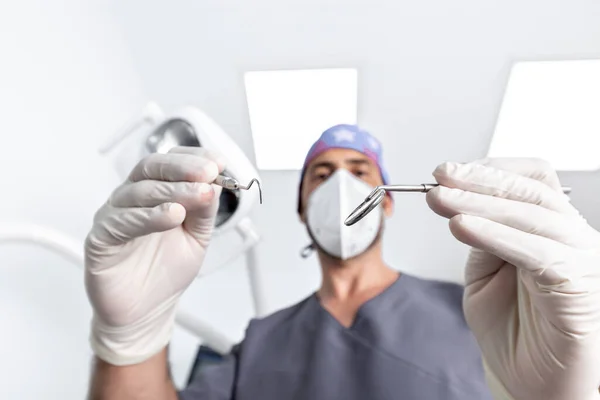 Selektywne Skupienie Się Narzędziach Wykorzystujących Męskiego Dentystę Mundurze Masce Klinice — Zdjęcie stockowe