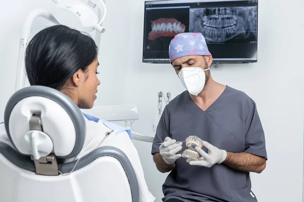 Dentysta Wyjaśniający Pacjentowi Kiedy Trzyma Plastikową Formę Dentystyczną Klinice Stomatologicznej — Zdjęcie stockowe