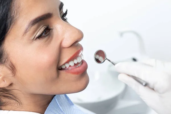 Zbliżenie Zęby Twarz Pacjenta Badanego Przez Dentystę Klinice — Zdjęcie stockowe