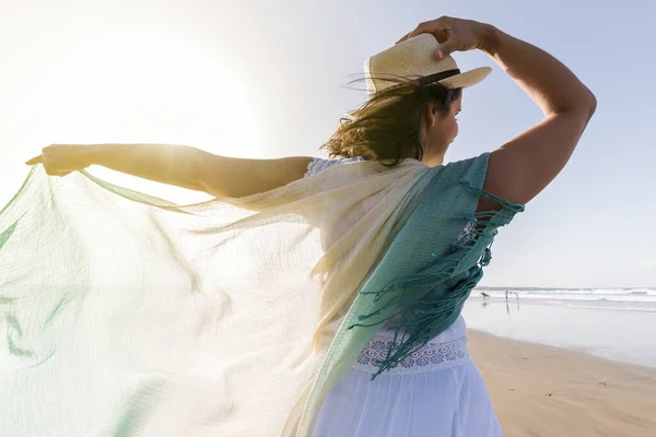 Vue Arrière Voyageur Féminin Touchant Chapeau Agitant Écharpe Translucide Dans — Photo