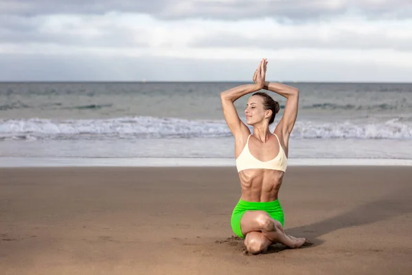 Slim Woman Bra Skirt Raising Arms Closing Eyes While Meditating — Stock Photo, Image