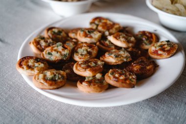 Apero masadaki tabaklar kadar güzel düzenlenmiş.