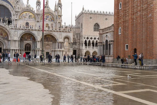 Palazzo san marco, Venecia, ITALIA - 08 de octubre de 2021: Inundación en Venecia — Foto de Stock