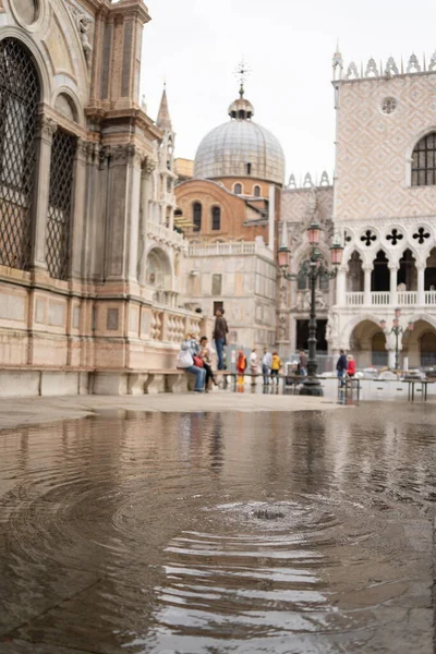 Palazzo san marco, Venecia, ITALIA - 08 de octubre de 2021: Inundación en Venecia — Foto de Stock