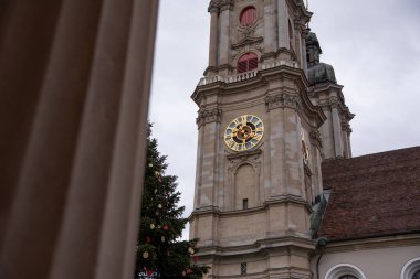 St.Gallen, SWitness ZERLAND - 7 Aralık 2019: Noel havasında St. Gallen şehri