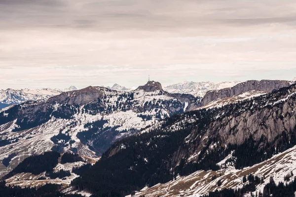 Montagna svizzera - formazioni rocciose monumentali nelle Alpi — Foto Stock