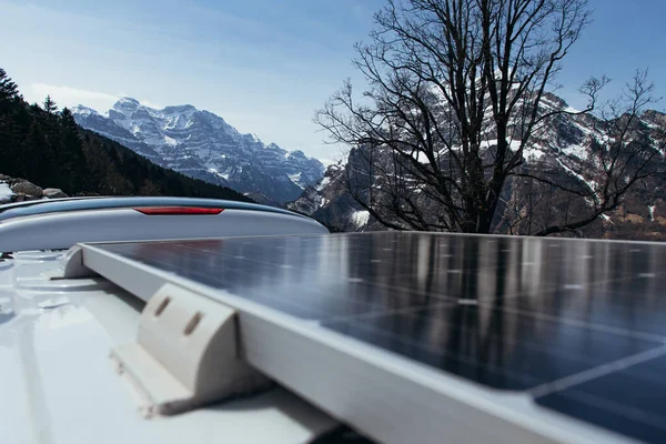 Sonnenkollektoren auf dem Dach eines Wohnmobils - autarkes Campen Stockbild