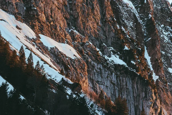 Швейцарские горы - монументальные скальные образования в Альпах — стоковое фото