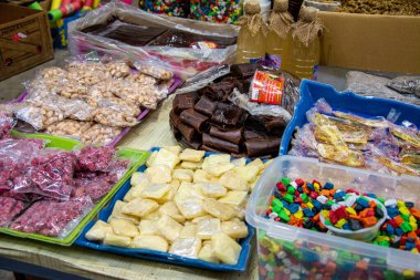 Halabdscha, Irak - 09 Nisan 2019: Irak 'ta bir pazarda şeker ve ikramlar