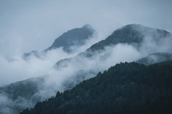 Montagne couverte de brouillard en Suisse Europe — Photo