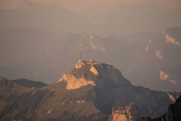 Montagnes suisses - formations rocheuses monumentales dans les Alpes — Photo
