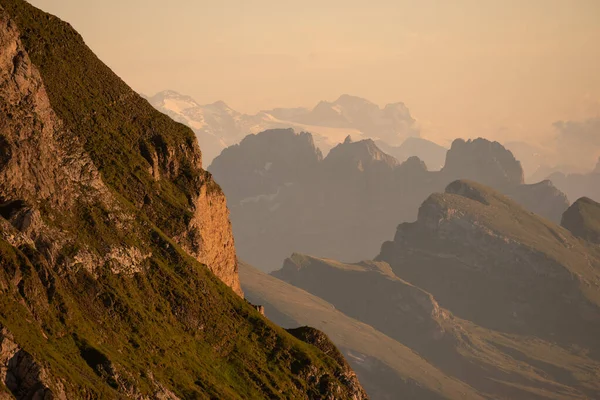 Швейцарські гори - монументальні скелі в Альпах — стокове фото