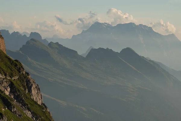 Montanhas suíças - formações rochosas monumentais nos Alpes — Fotografia de Stock