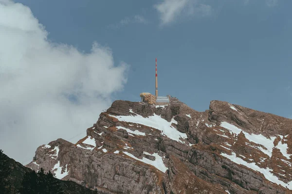Montañas suizas - formaciones rocosas monumentales en los Alpes —  Fotos de Stock