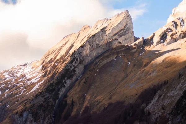 Montagnes suisses - formations rocheuses monumentales dans les Alpes — Photo