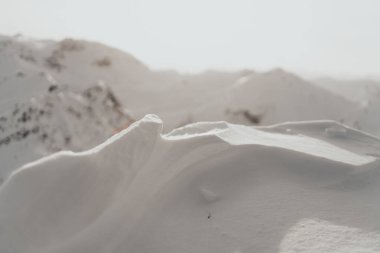 Karla kaplı bir arazi. Kayak gezisi için harika bir hava.