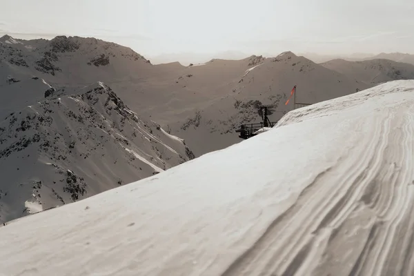 Piste enneigée - le temps idéal pour un voyage à la montagne pour le ski — Photo