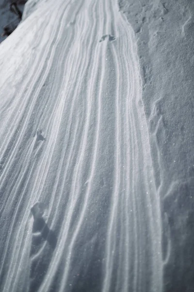 Verschneite Piste - das perfekte Wetter für einen Skiausflug in die Berge Stockbild