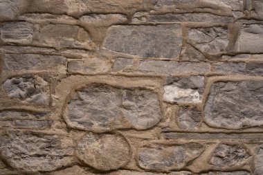 Eski bir evin taş duvar yapısı.