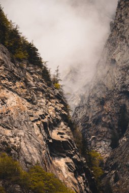 İsviçre dağları - Alplerde muazzam kaya oluşumları