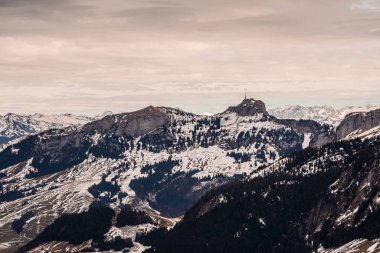 İsviçre dağı Hoher Kasten- Avrupa 'nın göbeğindeki Alpler' de muazzam kaya oluşumları