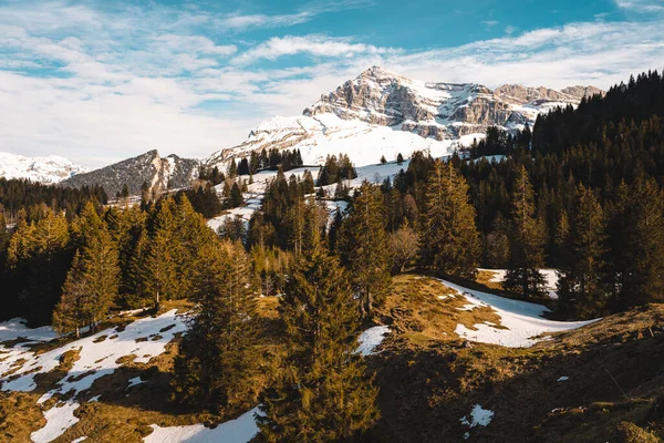 Montagne svizzere - formazioni rocciose monumentali nelle Alpi — Foto Stock