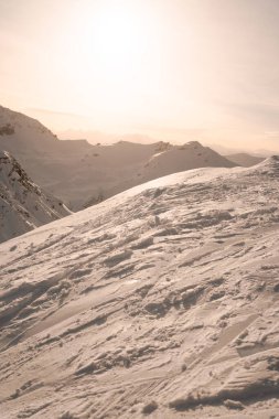 Karla kaplı bir arazi. Kayak gezisi için harika bir hava.