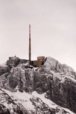 İsviçre dağları - Alplerde muazzam kaya oluşumları