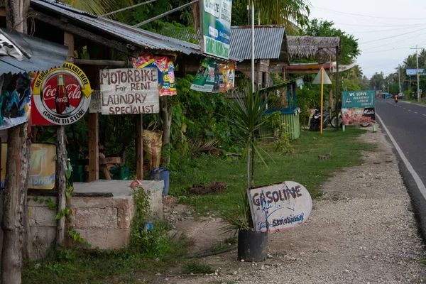 Siquijor Island, Filippinerna - 29 december 2019: Enkel bensinstation i Filippinerna — Stockfoto