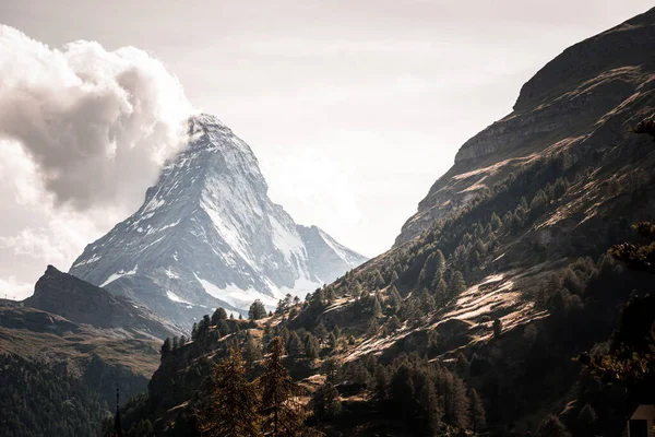 Swiss mountain Matterhorn- monumental rock formations in the Alps — Fotografia de Stock