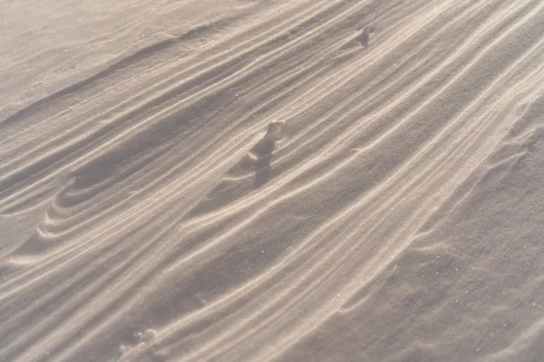Снежный склон - идеальная погода для поездки в горы для катания на лыжах — стоковое фото