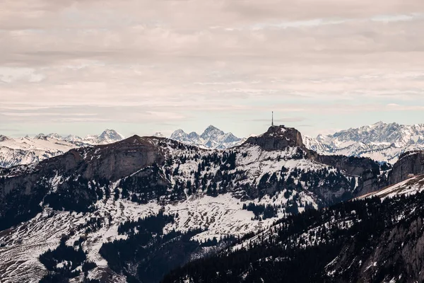 Montagna svizzera - formazioni rocciose monumentali nelle Alpi — Foto Stock