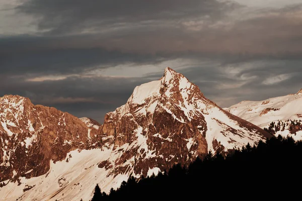 Швейцарские горы - монументальные скальные образования в Альпах — стоковое фото