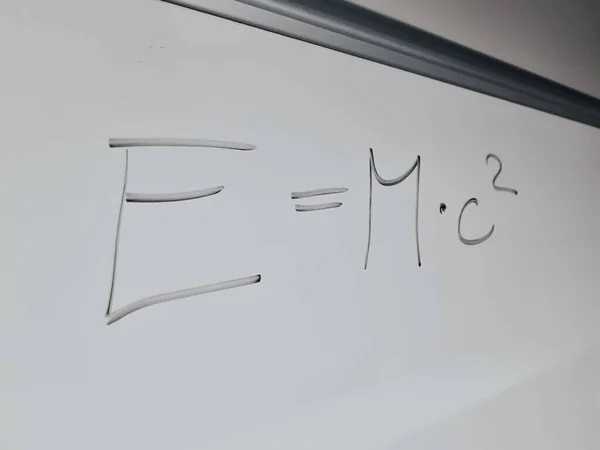 Matematik dersindeki bir denklemin beyaz tahta üzerindeki matematiksel sembolleri. — Stok fotoğraf